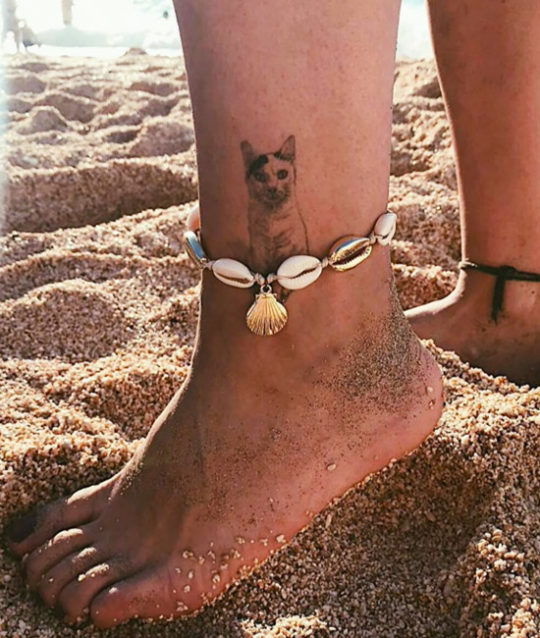 armbandje-enkelbandje-cowrie-shelp-goudkleur-shell-boho-vintage-strand-beach-zomer-voeten-zand-movastyling