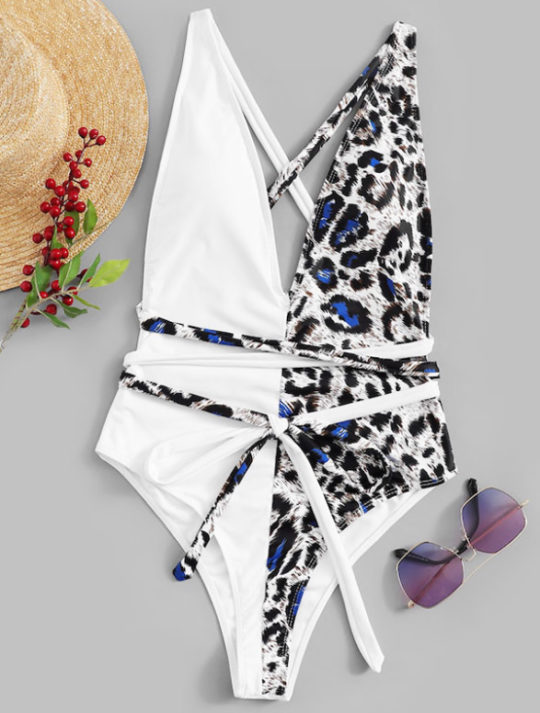 badpak-twisted-duocolors-blue-leopardprint-blauw-panterprint-white-wit-straps-animalprint-onepiece-swimsuit-swimwear-zomer-2019-beachwear-sunglasses-close-up-sunnies-strawhat-movastyling