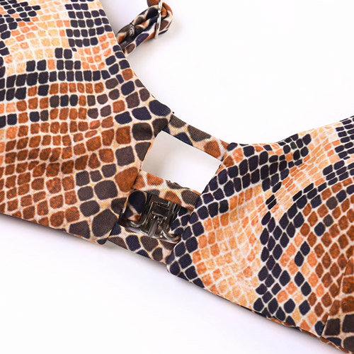 bikini-snakeprint-slangprint-badmode-swimwear-zomer-2019-fashion-close-up-decollete-movastyling