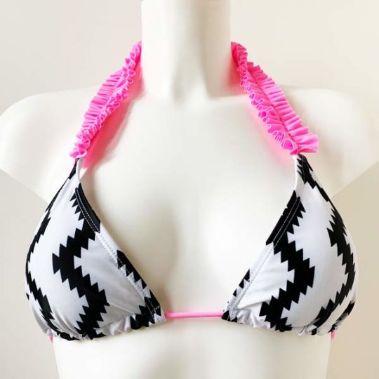 bikini-zwart-wit-roze-roesjes-bikinitop-haltertop-zwemkleding-paspop-movastyling