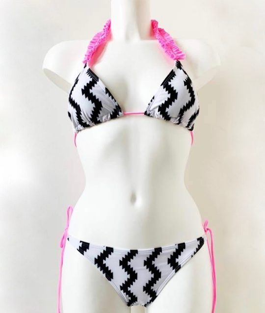 bikini-zwart-wit-roze-roesjes-haltertop-zwemkleding-paspop-movastyling