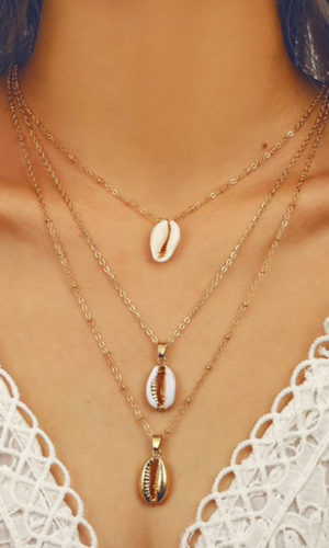 ketting-drie-3-laags-triple-chain-cowrie-shell-schelpjes-goudkleur-kettingen-necklace-bohemain-beach-strand-2019-movastyling