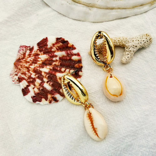 oorbellen-cowrie-shelp-goudkleur-creme-realshell-coral-koraal-small-size-earringset-strand-beach-zomer-movastyling
