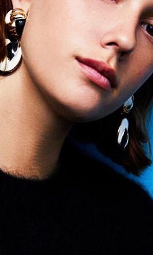 oorbellen-retro-vintage-multicolors-zwart-creme-goud-earrings-model-movastyling