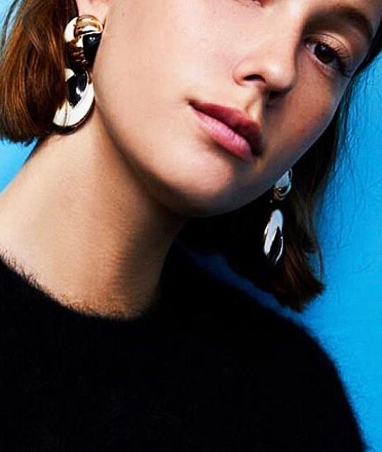 oorbellen-retro-vintage-multicolors-zwart-creme-goud-earrings-model-movastyling